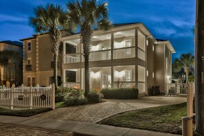 Exterior - June 21-27 Available! Gorgeous 6 Bed Private Pool, Beach Service & Golf Cart! (Destin)