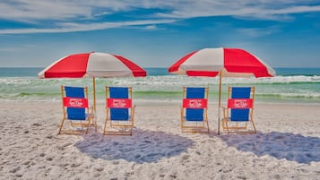 Tæt på stranden, liggestole, badehåndklæder