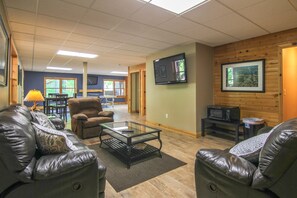 Una Smart TV, una chimenea, un reproductor de DVD