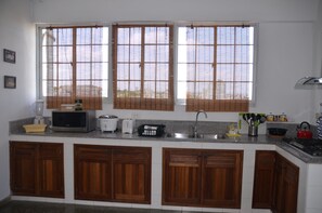 Huoneisto, 4 makuuhuonetta | Yksityinen keittiö | Jääkaappi, mikroaaltouuni, uuni, liesi