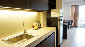 标准开间 | 私人厨房 | 大冰箱、微波炉、电热水壶、厨具/餐具