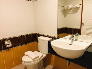 Shower, free toiletries, hair dryer, bathrobes - Winner Prachinburi & Serviced Apartment (Si Maha Phot)