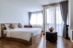 Ropa de cama de alta calidad y caja de seguridad en la habitación 