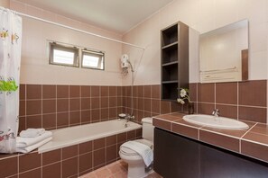 3 Bedroom Pool Villa | Badrum | Dusch, hårtork och handdukar