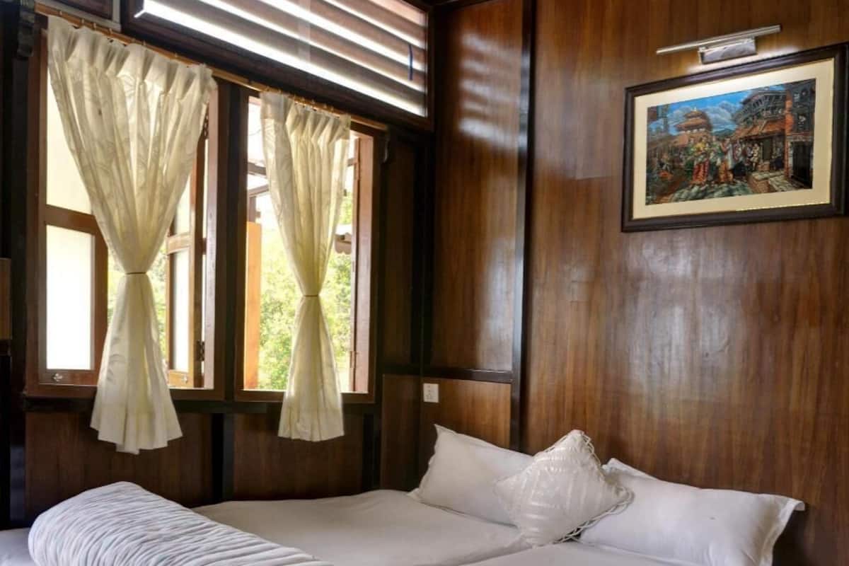 In-room safe, desk, free WiFi