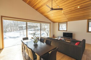 50-inch flat-screen TV with cable channels, TV, Netflix - Solar Chalets (Hakuba)