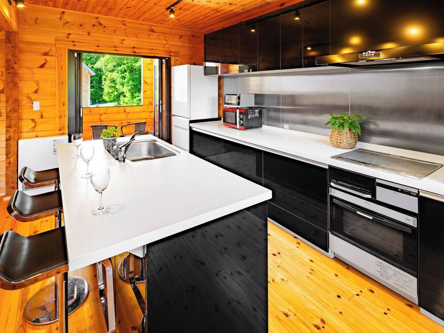 Grand réfrigérateur, micro-ondes, four, plaque de cuisson