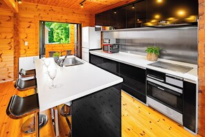 Full-size fridge, microwave, oven, stovetop - Wadano Woods Chalet (Hakuba)