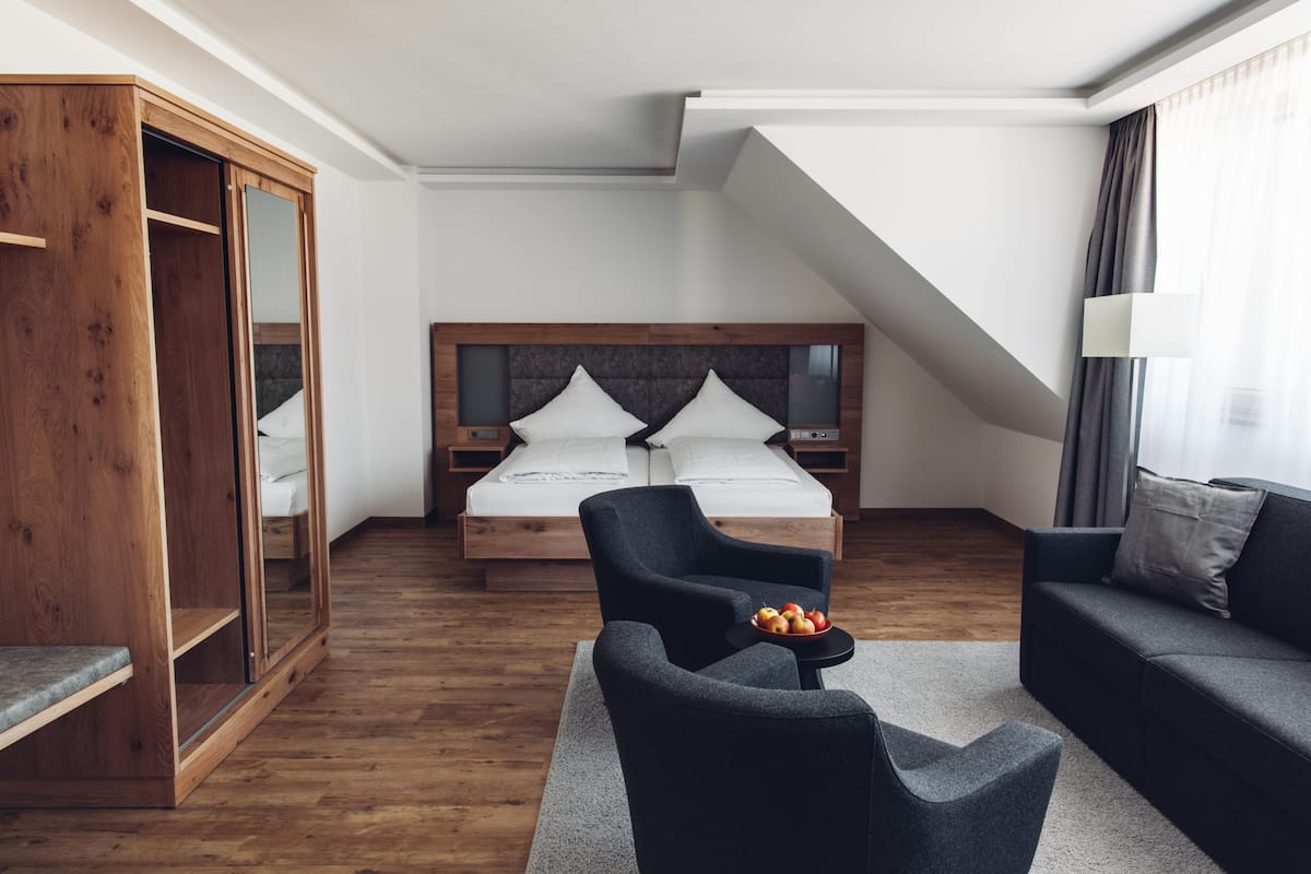 Studio Suite | Living area | Flat-screen TV