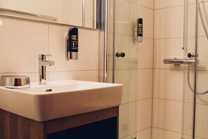 Shower, free toiletries, slippers, towels - Landgasthof Ruhrberger Hof (Grenzach-Wyhlen)