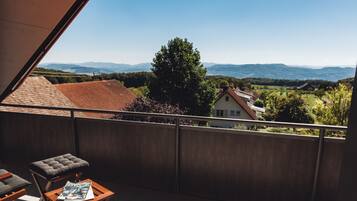 Quarto casal superior (mit Alpenblick) | Cofres nos quartos, escrivaninha, ferros/tábuas de passar roupa