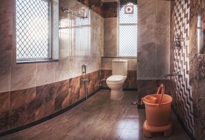 Shower, designer toiletries, hair dryer, slippers - Kalyan Heritage (Jaipur)