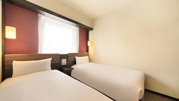 Espacio para trabajar con laptop y cortinas blackout