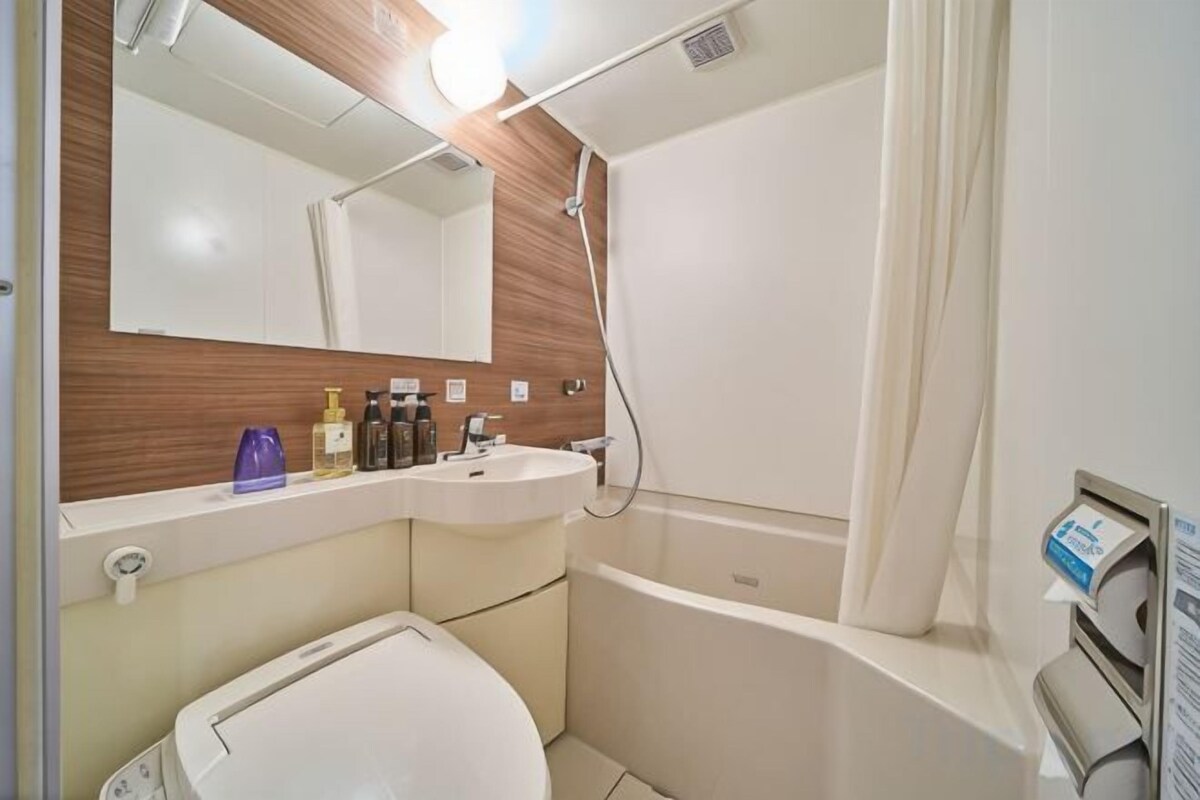 Bathroom | Combined shower/tub, free toiletries, hair dryer, slippers