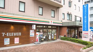 A 7-Eleven store with a brick facade and a large entrance. - JR WEST GROUP VIA INN SHINOSAKA WEST (Osaka)