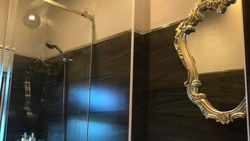 Artículos de tocador gratuitos, secador de pelo, pantuflas, toallas