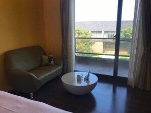 Deluxe Double Room (Mint Ball) | Living area | LCD TV - Mori Inn (Xincheng)