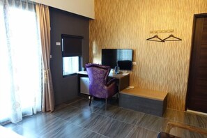 Escritorio, cortinas blackout, wifi gratis y ropa de cama 