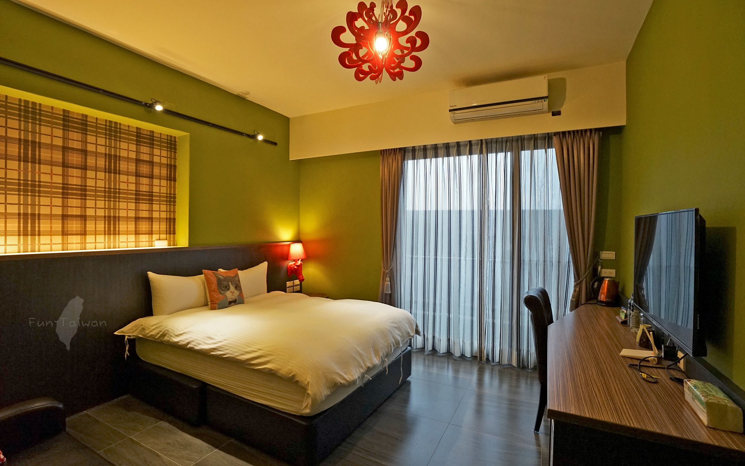 Escritorio, cortinas blackout, wifi gratis y ropa de cama 