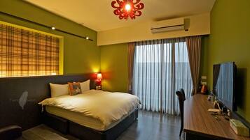 Escritorio, cortinas blackout, wifi gratis y ropa de cama