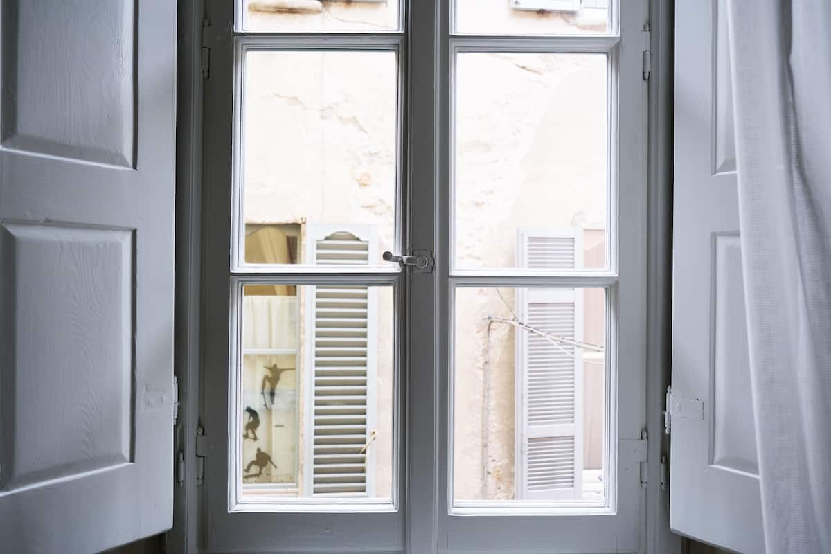Amenidades de baño de diseñador, secadora de cabello, batas, pantuflas