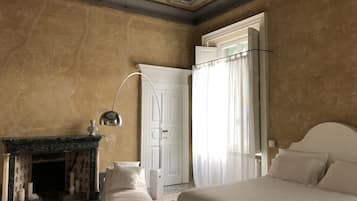 Luxe suite, bubbelbad, uitzicht op de stad (Ocra) | 1 slaapkamer, Italiaanse Frette-lakens, luxe beddengoed, donsdekens