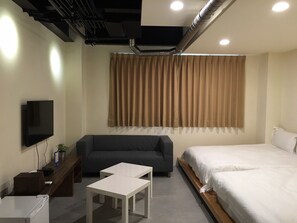 Quadrupla Basic, 2 letti matrimoniali, vista collina | 1 camera, tende oscuranti, insonorizzazione, Wi-Fi gratuito