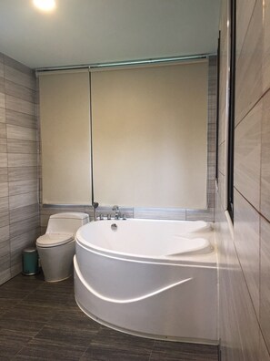 Luxury Double Room, 1 King Bed, Hill View | Bathroom - Sunlife x Sunshine (Caotun)