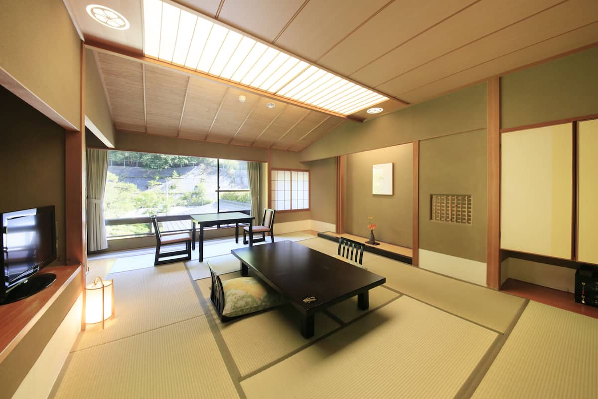 Traditionele kamer, gedeelde badkamer (Japanese Style) | Een kluis op de kamer, een bureau, gratis wifi