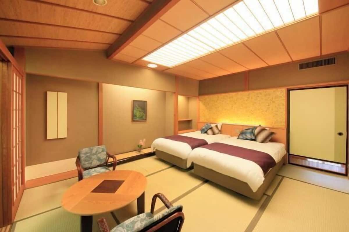 In-room safe, desk, free WiFi