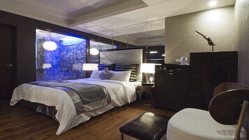 房內夾萬、獨特設計、書桌、遮光窗簾/窗簾