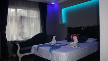 Suite estudio exclusiva, 1 cama matrimonial, vista a la colina, piso ejecutivo | Ropa de cama de alta calidad, escritorio, wifi gratis y ropa de cama