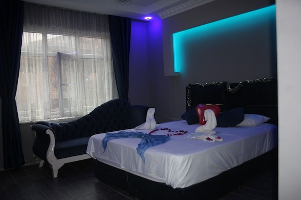Exclusive Studio Suite, 1 Double Bed, Hill View, Executive Level | Premium bedding, desk, free WiFi, bed sheets