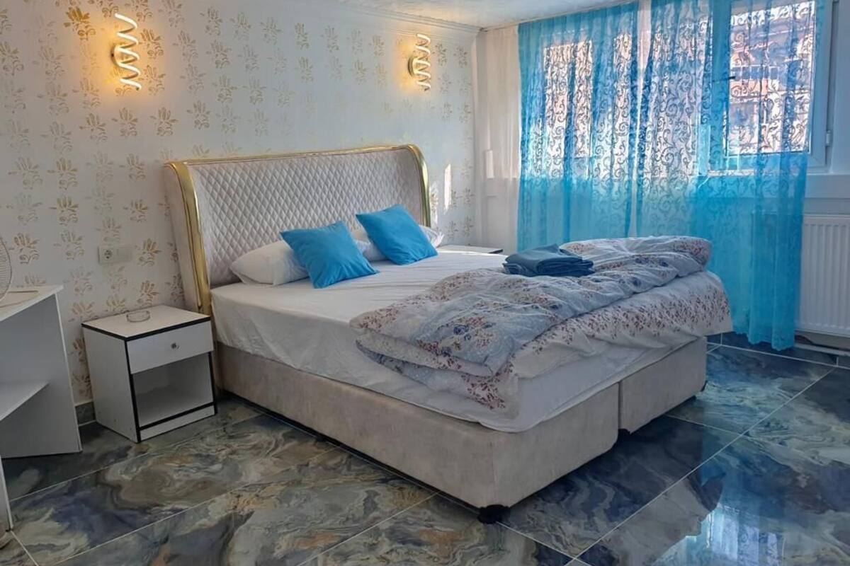 Habitación con 2 camas individuales | Ropa de cama de alta calidad, escritorio, wifi gratis y ropa de cama