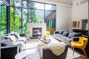 Flat-screen TV, fireplace, Netflix, DVD player