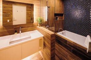 Bañera y ducha independientes, bañera profunda
