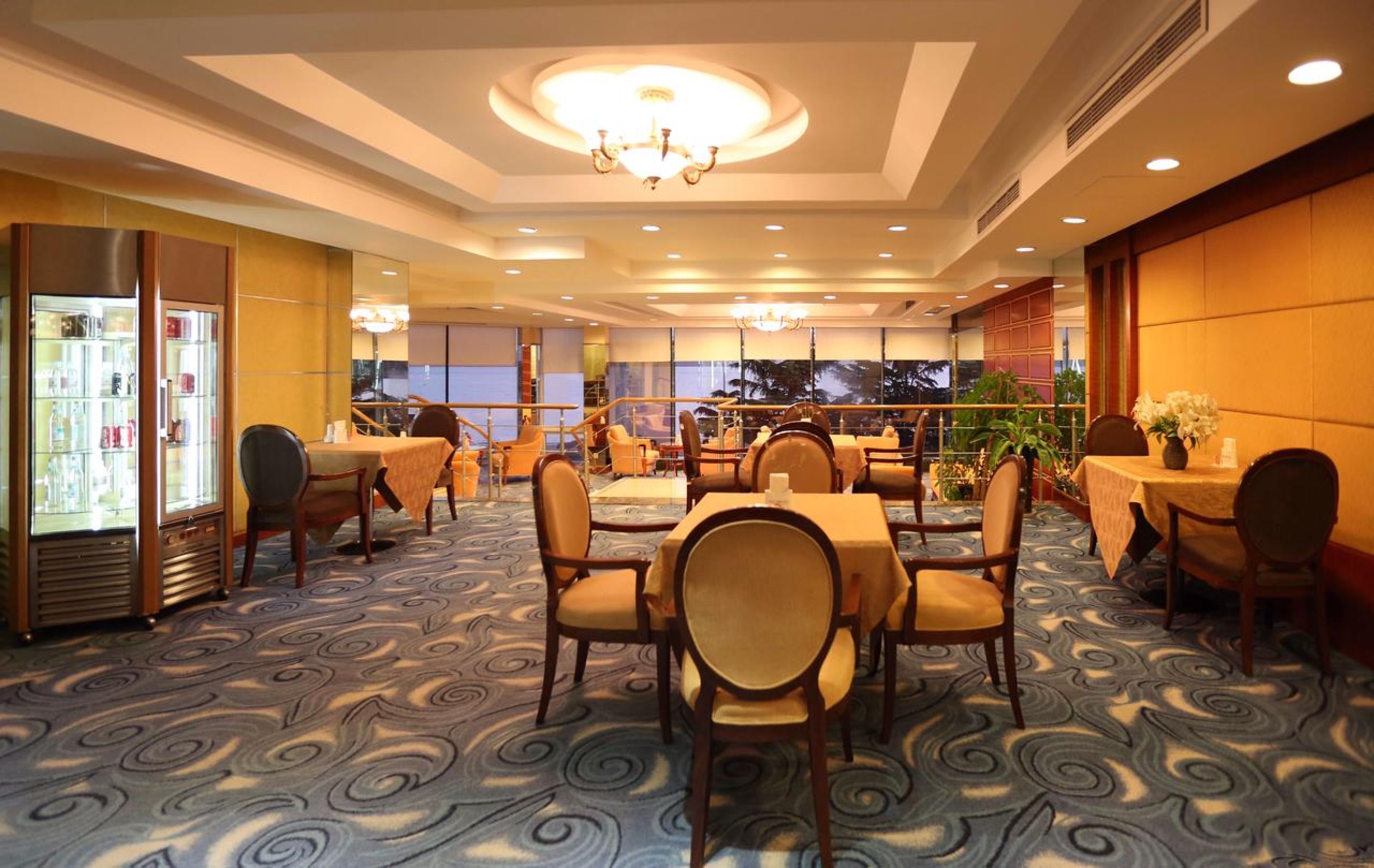 2 restaurants, breakfast served