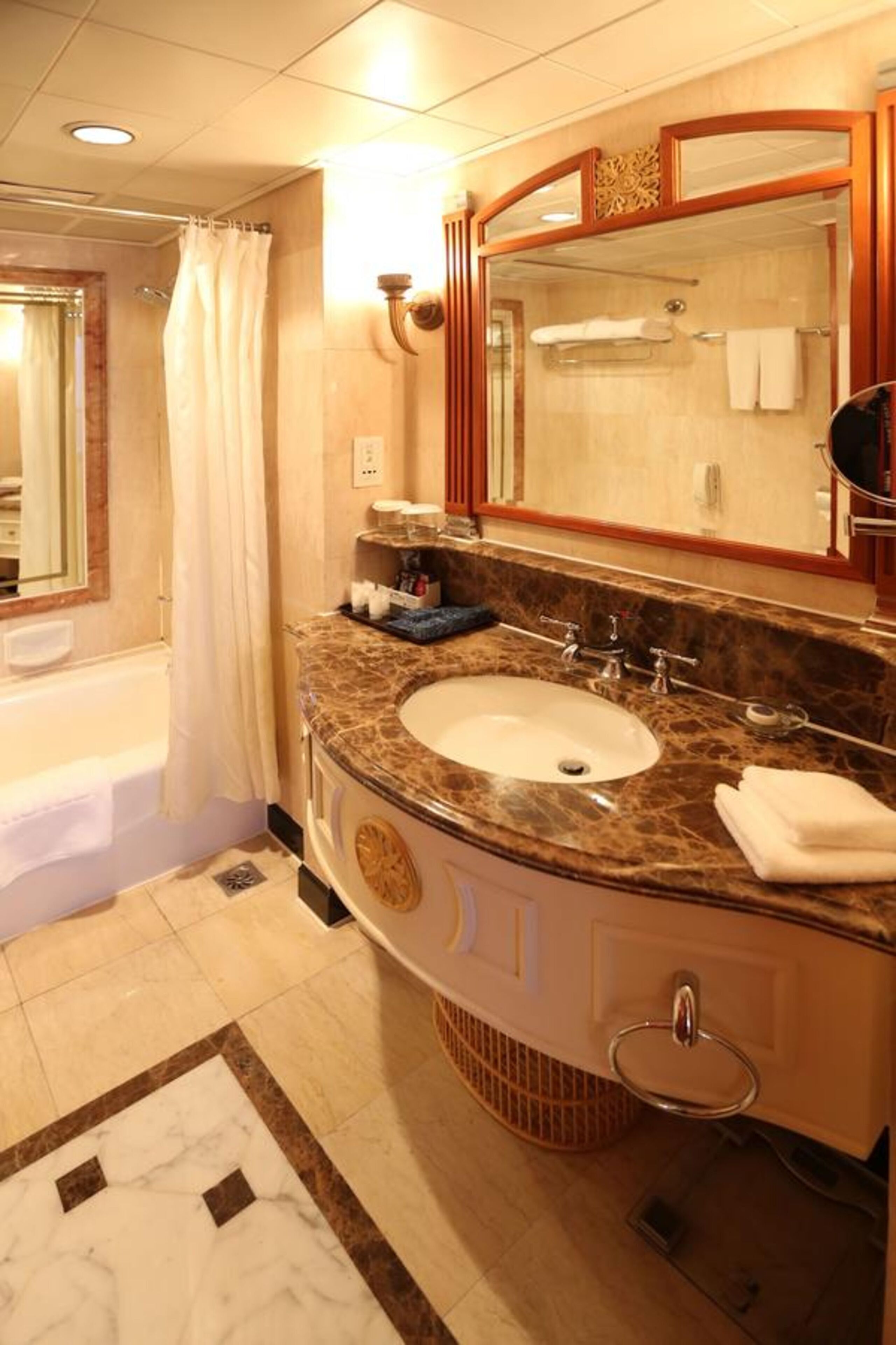 executive double room with sea view  | bathroom | combined shower/bathtub, free toiletries, hair dryer, bathrobes