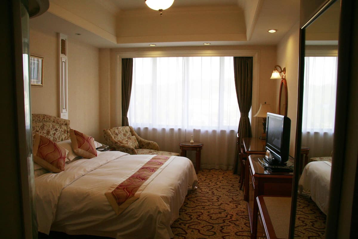 Chambre Exécutive Double ou avec lits jumeaux, vue ville | Rideaux occultants, fer et planche à repasser, Wi-Fi gratuit