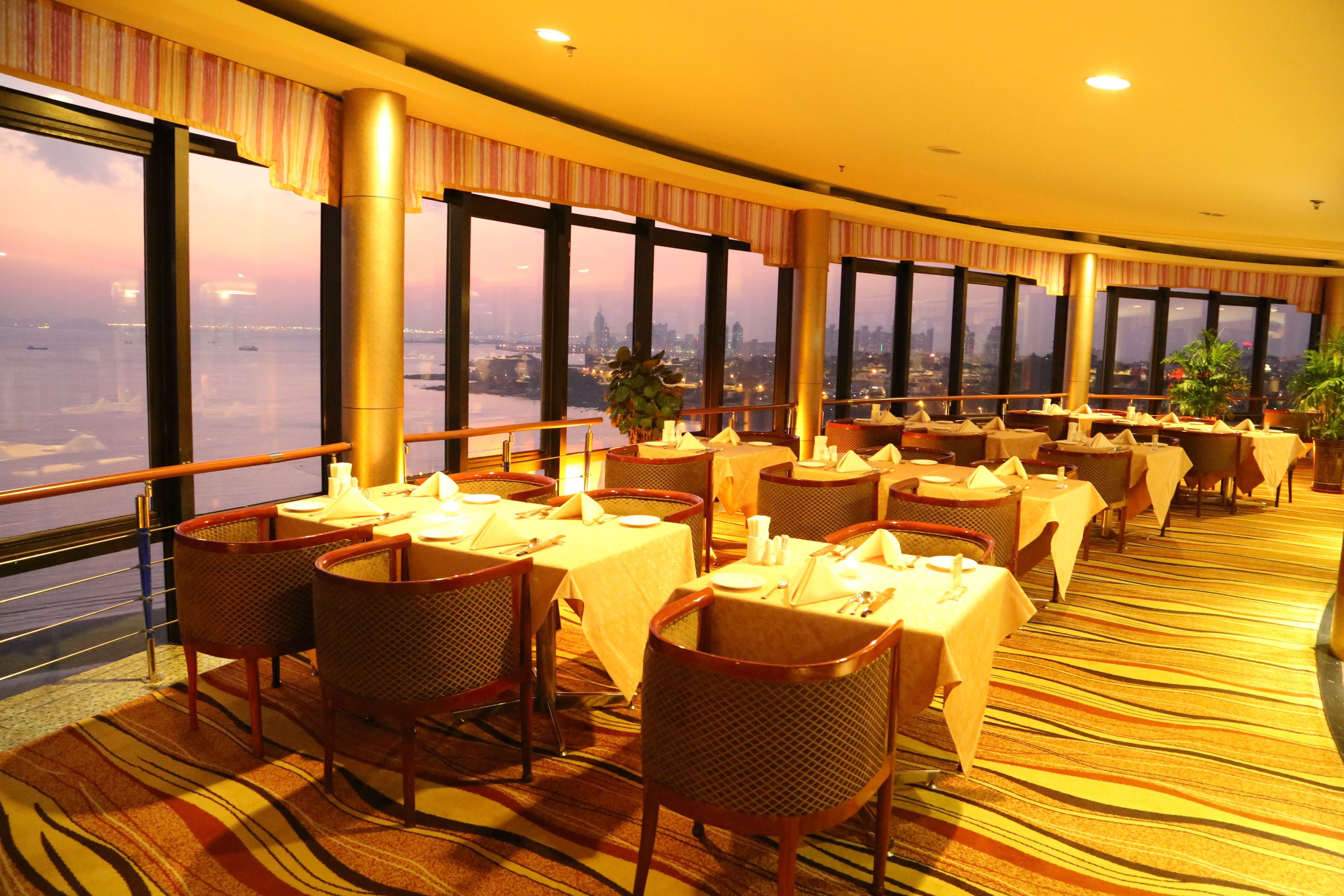 2 restaurants, breakfast served