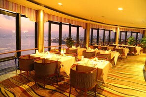 2 restaurants, breakfast served - Huiquan Dynasty Hotel (Qingdao)