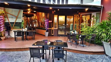 Breakfast, lunch, dinner served; local and international cuisine 