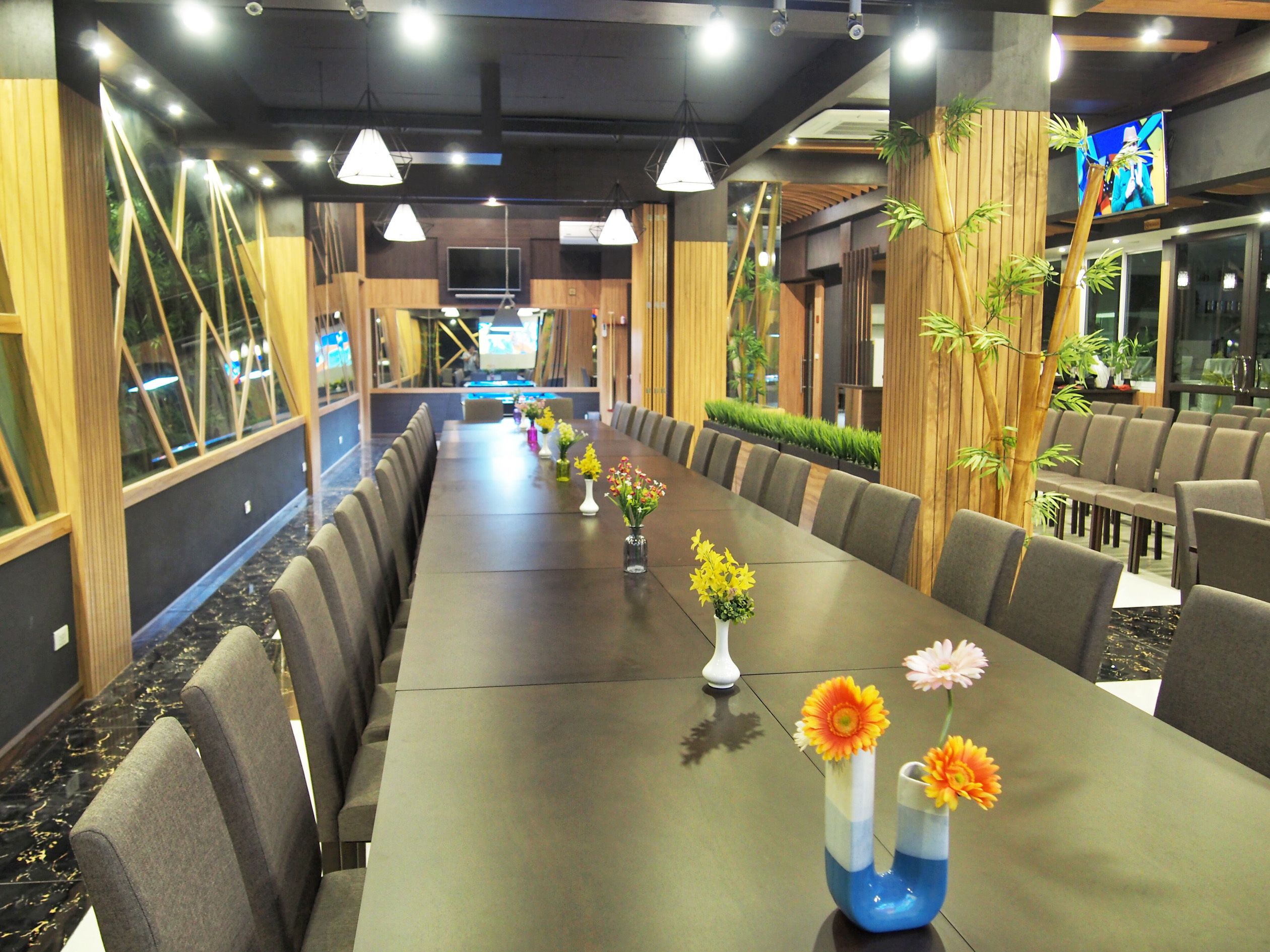 breakfast, lunch, dinner served; local and international cuisine