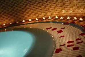 Indoor pool, outdoor pool, pool umbrellas, sun loungers - Radici Resort (Mirabella Eclano)