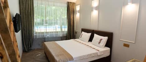 Superior dubbelrum - flera sängar | Sängtillbehör av högsta kvalitet, minibar och ljudisolering