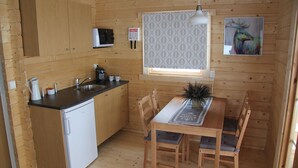Cabana, 2 dormitoris | Cuina bàsica privada | Cafetera exprés, frigorífic, microones i placa de cuina 