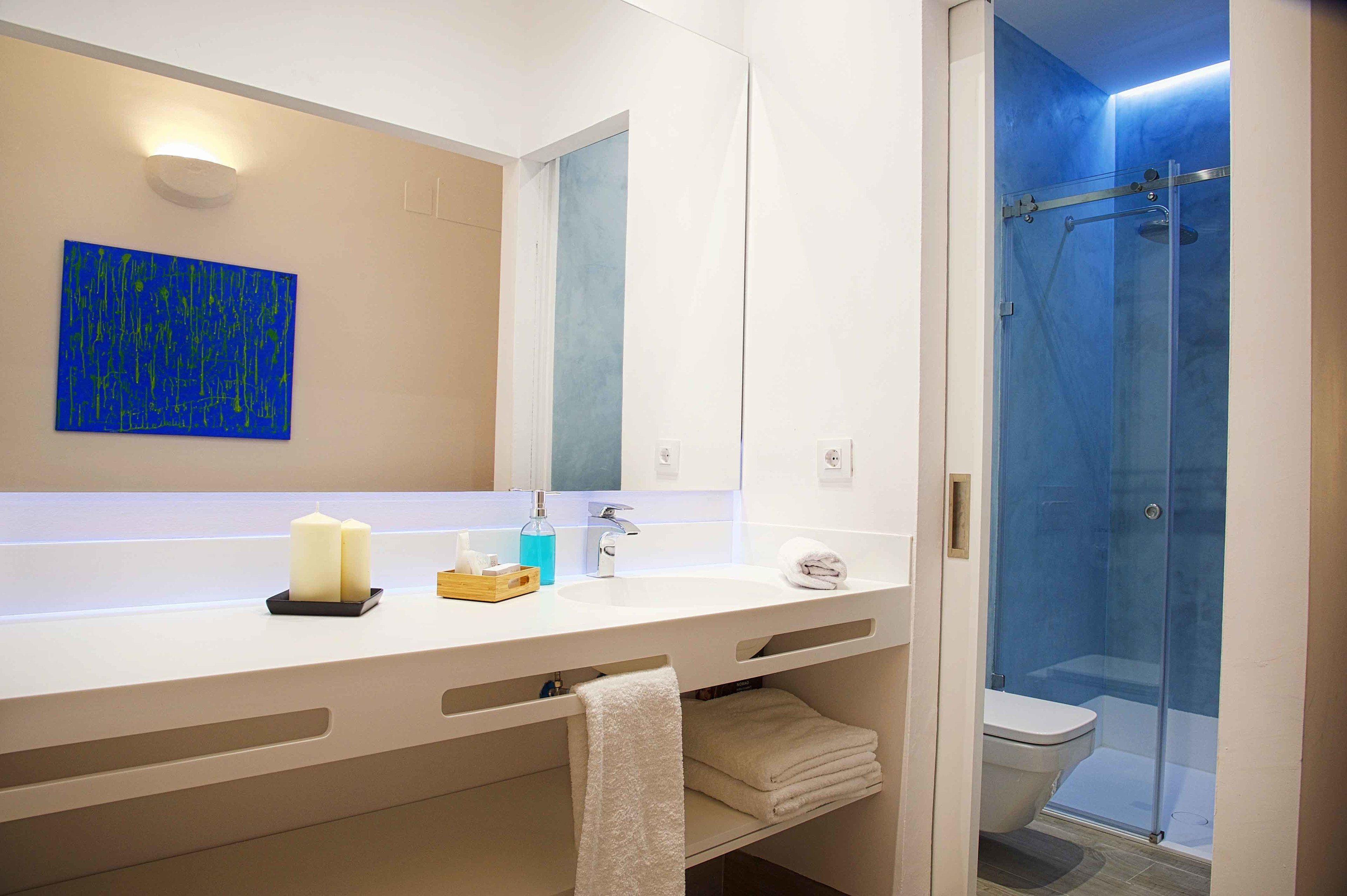 First Grand Deluxe Apartment | Salle de bain | Douche, sèche-cheveux, serviettes fournies
