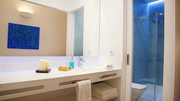 First Grand Deluxe Apartment | Salle de bain | Douche, sèche-cheveux, serviettes fournies