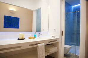 Standaard kamer | Badkamer | Een douche, een haardroger, handdoeken