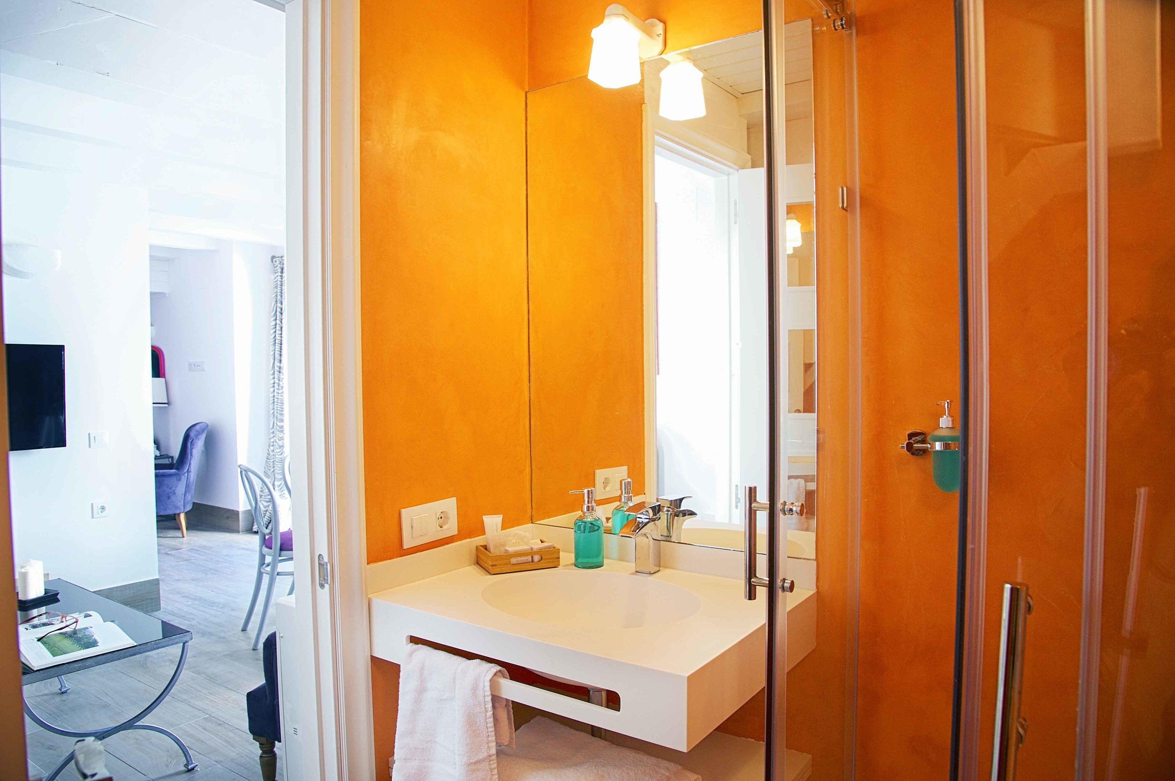 Penthouse Giralda | Banheiro | Chuveiro, secador de cabelo, toalhas de banho 